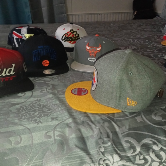 NFL and NBA snapbacks pre-owned still in good cond - Picture 3 of 16